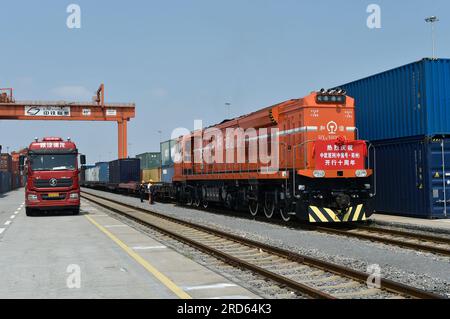 Zhengzhou, Juli 18. 18. Juli 2013. Ein Güterzug zwischen China und Europa nach Hamburg, Deutschland, wartet am Bahnhof Putian in Zhengzhou, der Hauptstadt der zentralchinesischen Provinz Henan, am 18. Juli 2023 auf seine Abfahrt. Zhengzhou hat seit dem 18. Juli 2013 7.572 Güterzüge zwischen China und Europa abgefertigt, die 670.000 TEU (20 Fuß äquivalente Einheiten) beförderten. Kredit: Lu Peng/Xinhua/Alamy Live News Stockfoto