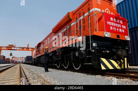 Zhengzhou, Deutschland, am Bahnhof Putian in Zhengzhou. 18. Juli 2013. Dieses Foto wurde am 18. Juli 2023 aufgenommen und zeigt einen Güterzug zwischen China und Europa nach Hamburg am Bahnhof Putian in Zhengzhou, der Hauptstadt der zentralchinesischen Provinz Henan. Zhengzhou hat seit dem 18. Juli 2013 7.572 Güterzüge zwischen China und Europa abgefertigt, die 670.000 TEU (20 Fuß äquivalente Einheiten) beförderten. Kredit: Dai Qiaochu/Xinhua/Alamy Live News Stockfoto