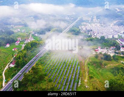 ANQING, CHINA - 19. JULI 2023 - Photovoltaik-Stromerzeugung in einem Dorf in Yuexi County, Anqing City, Provinz Anhui, China, 19. Juli, 2023. Stockfoto