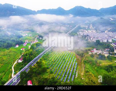 ANQING, CHINA - 19. JULI 2023 - Photovoltaik-Stromerzeugung in einem Dorf in Yuexi County, Anqing City, Provinz Anhui, China, 19. Juli, 2023. Stockfoto