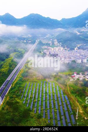 ANQING, CHINA - 19. JULI 2023 - Photovoltaik-Stromerzeugung in einem Dorf in Yuexi County, Anqing City, Provinz Anhui, China, 19. Juli, 2023. Stockfoto