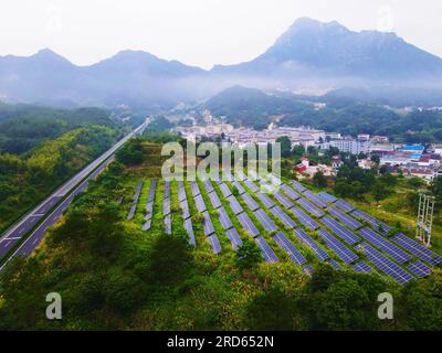 ANQING, CHINA - 19. JULI 2023 - Photovoltaik-Stromerzeugung in einem Dorf in Yuexi County, Anqing City, Provinz Anhui, China, 19. Juli, 2023. Stockfoto