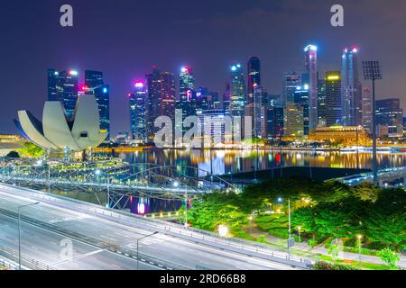 Marina Bay und die Skyline von Singapur bei Nacht von der Benjamin Sheares Bridge aus gesehen. Bayfront Bridge, Helix Bridge und ArtScience Museum unten links. Stockfoto