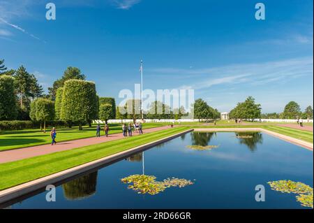 Reflexionsbecken auf dem Normandy American Cemetery and Memorial in Frankreich. Stockfoto