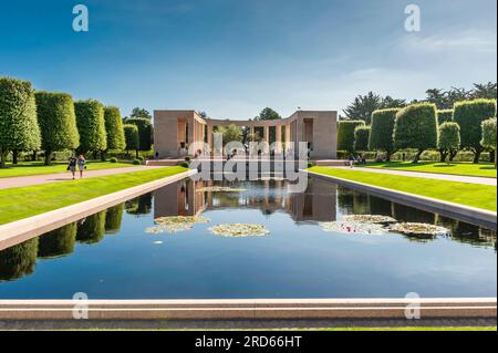 Reflexionsbecken auf dem Normandy American Cemetery and Memorial in Frankreich. Stockfoto