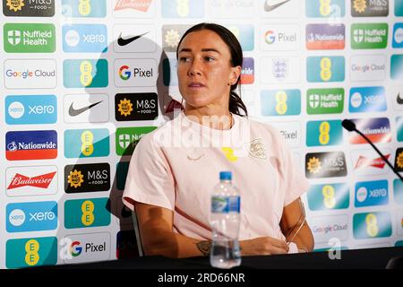 Lucy Bronze spricht vor den Medien im Hilton Brisbane in Brisbane, Australien, vor der FIFA Women's World Cup 2023, die am 20. Juli beginnt und gemeinsam von Australien und Neuseeland ausgerichtet wird. Bilddatum: Mittwoch, 19. Juli 2023. Sieh dir die PA-Geschichte WORLDCUP England an. Das Foto sollte lauten: Zac Goodwin/PA Wire. EINSCHRÄNKUNGEN: Verwendung unterliegt Einschränkungen. Nur redaktionelle Verwendung, keine kommerzielle Verwendung ohne vorherige Zustimmung des Rechteinhabers. Stockfoto