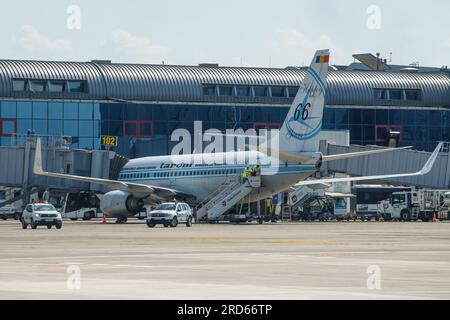 Otopeni, Rumänien. 18. Juli 2023: Ein Flugzeug des Typs Tarom wird auf dem Vorfeld geparkt und an einer Brücke des internationalen Flughafens Bukarest Henri Coanda (AIHCB) in Otopeni angedockt, 16,5 km nördlich von Bukarest. National Company Bukarest Airports hat heute die neue Boarding-Disboarding-Plattform Nr. 1 von AIHCB mit vier Parkplätzen für Flugzeuge, Boeing B737, Airbus A320 oder ähnliches (Code-Buchstabe C), mit einer Fläche von fast 16.000 Quadratmetern. Kredit: Lucian Alecu/Alamy Live News Stockfoto