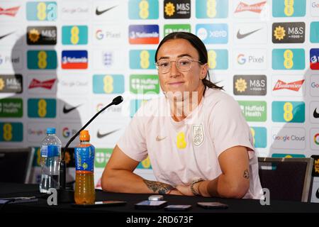 Lucy Bronze spricht vor den Medien im Hilton Brisbane in Brisbane, Australien, vor der FIFA Women's World Cup 2023, die am 20. Juli beginnt und gemeinsam von Australien und Neuseeland ausgerichtet wird. Bilddatum: Mittwoch, 19. Juli 2023. Sieh dir die PA-Geschichte WORLDCUP England an. Das Foto sollte lauten: Zac Goodwin/PA Wire. EINSCHRÄNKUNGEN: Verwendung unterliegt Einschränkungen. Nur redaktionelle Verwendung, keine kommerzielle Verwendung ohne vorherige Zustimmung des Rechteinhabers. Stockfoto