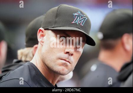 St. Louis, Usa. 18. Juli 2023. Miami Marlins Manager Skip Schumacher beobachtet die Action gegen die St. Louis Cardinals im Busch Stadium in St. Louis am Dienstag, den 18. Juli 2023. Foto: Bill Greenblatt/UPI Credit: UPI/Alamy Live News Stockfoto