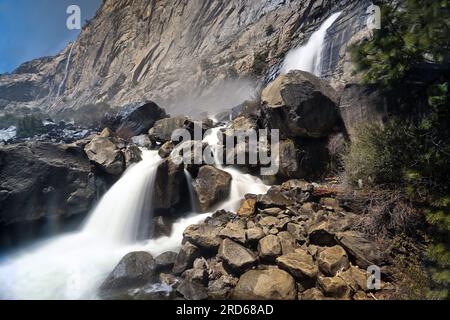 Landschaft des Wapama Wasserfalls im Yosemite-Nationalpark im Frühjahr 2022. Stockfoto