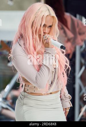 NEW YORK, NY, USA - 30. JUNI 2023: Karol G tritt in der NBC „Today“ Show Concert Series auf der Rockefeller Plaza auf. Stockfoto