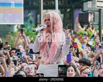 NEW YORK, NY, USA - 30. JUNI 2023: Karol G tritt in der NBC „Today“ Show Concert Series auf der Rockefeller Plaza auf. Stockfoto