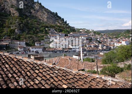 Berat, Albanien. 30. April 2023. Blick über die Dächer des Stadtteils Mangalem auf den Fluss Osum und das Viertel Gorica. Kredit: Sebastian Kahnert/dpa/Alamy Live News Stockfoto