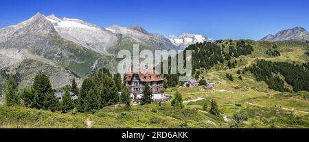 Riedalp, Schweiz - 05. August. 2020 Uhr: Panorama des Pro Nature Center für die Region des Großen Aletsch-Gletschers - Villa Cassel im Sommer. Der Build Stockfoto