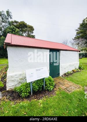 Paihia, Neuseeland - 1. Juli 2023: Das Stone Shed Museum im historischen Williams House ist das älteste noch existierende Gebäude in Paihia. Stockfoto