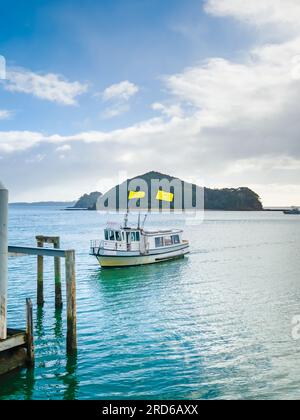 Paihia, Neuseeland - 3. Juli 2023: The Happy Ferry an der Paihia Wharf. Das Waimaire bietet Transport zwischen Russell und Paihia. Stockfoto