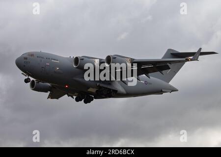 RAF C-17A Globemaster Ankunft auf der Royal International Air Tattoo 2023. Stockfoto