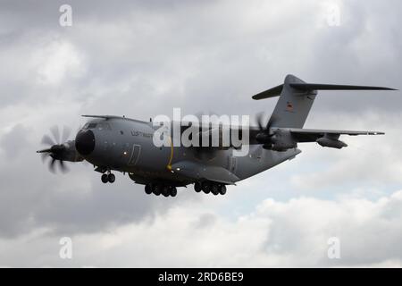 Der A400 Atlas der deutschen Luftwaffe kommt auf der Royal International Air Tattoo 2023 an. Stockfoto