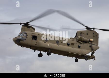 Royal Netherlands Air Force Chinook, Ankunft auf der Royal International Air Tattoo 2023. Stockfoto