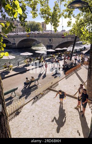 FRANKREICH. PARIS (75) 4TH. BEZIRK. PARISER STRÄNDE 2023 AN DEN KAIS DER SEINE MIT PETANQUE-SPIELEN Stockfoto