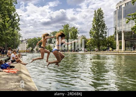 FRANKREICH. PARIS (75) 10TH. BEZIRK. PARIS-PLAGES 2023. DER SAINT-MARTIN-KANAL IST ZUM SCHWIMMEN GEÖFFNET, JEMMAPES QUAY. DER ÜBERWACHTE SCHWIMMBEREICH IST KLIMATISIERT Stockfoto