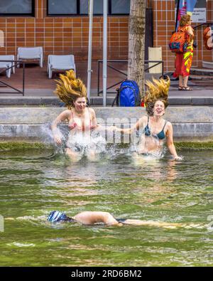 FRANKREICH. PARIS (75) 10TH. BEZIRK. PARIS-PLAGES 2023. DER SAINT-MARTIN-KANAL IST ZUM SCHWIMMEN GEÖFFNET, JEMMAPES QUAY. DER ÜBERWACHTE SCHWIMMBEREICH IST KLIMATISIERT Stockfoto