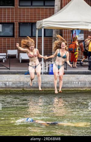 FRANKREICH. PARIS (75) 10TH. BEZIRK. PARIS-PLAGES 2023. DER SAINT-MARTIN-KANAL IST ZUM SCHWIMMEN GEÖFFNET, JEMMAPES QUAY. DER ÜBERWACHTE SCHWIMMBEREICH IST KLIMATISIERT Stockfoto