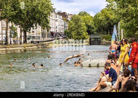 FRANKREICH. PARIS (75) 10TH. BEZIRK. PARIS-PLAGES 2023. DER SAINT-MARTIN-KANAL IST ZUM SCHWIMMEN GEÖFFNET, JEMMAPES QUAY. DER ÜBERWACHTE SCHWIMMBEREICH IST KLIMATISIERT Stockfoto