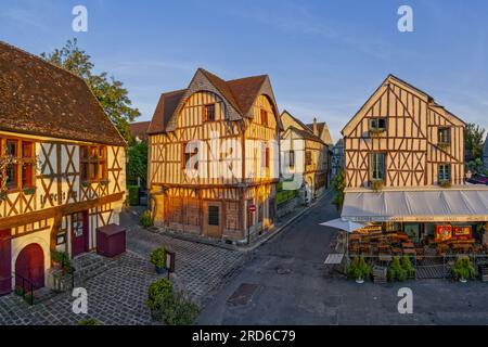 FRANKREICH - ILE DE FRANCE - SEINE ET MARNE (77) - PROVINS: PLACE DU CHATEL UND RUE DE JOUY, IM HISTORISCHEN ZENTRUM DER OBERSTADT, DIE ZUM UNESCO-WELTKULTURERBE GEHÖRT Stockfoto