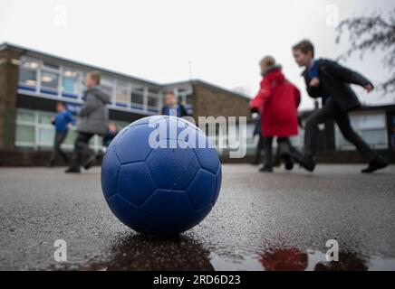 Dateifoto vom 27. Juni 11/2019 von Schulkindern, die während einer Pause in einer Grundschule in Yorkshire spielten. Die Obergrenze für zwei-Kinder-Leistungen hat im vergangenen Jahr mehr als 80.000 Kinder in Schottland betroffen, wie eine von der SNP in Auftrag gegebene Studie ergab. Ausgabedatum: Mittwoch, 19. Juli 2023. Stockfoto