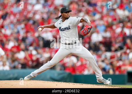 Der Pitcher Edward Cabrera (47) von Miami Marlins wirft während eines regulären MLB-Saisonspiels zwischen den Miami Marlins und St. Louis Cardina Stockfoto