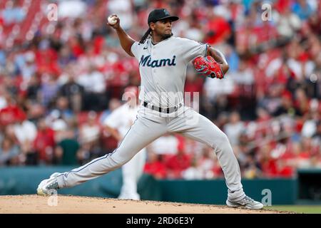 Der Pitcher Edward Cabrera (47) von Miami Marlins wirft während eines regulären MLB-Saisonspiels zwischen den Miami Marlins und St. Louis Cardina Stockfoto