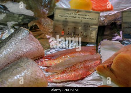 Filet aus frisch gefangenem, gestreiftem Meerbarben zum Preis von 89,8 EUR pro Kilo auf einem Fischmarkt in der Altstadt oder Vieil Antibes South of France Stockfoto