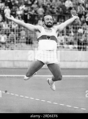 Wolfermann, Klaus, * 31,3.1946, deutscher Sportler (Leichtathletik), nach seinem ersten Wurf über 90 Meter, ADDITIONAL-RIGHTS-CLEARANCE-INFO-NOT-AVAILABLE Stockfoto