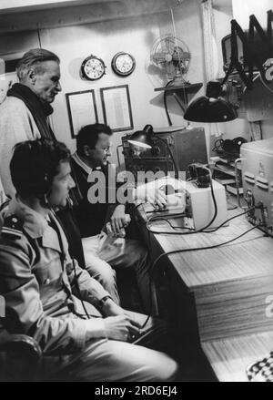Wisbar, Frank, 9.12.1899 - 17,3.1967, deutscher Filmregisseur (Stehen), in den Aufnahmestudios, ZUSÄTZLICHE-RECHTE-FREIGABE-INFO-NICHT-VERFÜGBAR Stockfoto