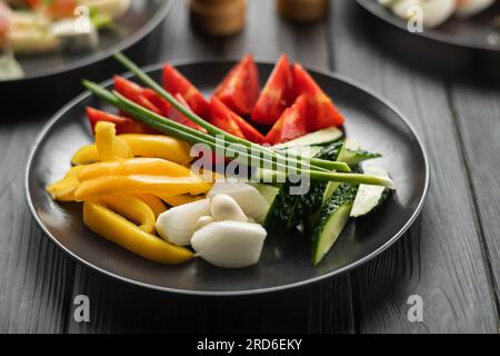 Partytisch mit verschiedenen vegetarischen Snacks und vegetarischen Vorspeisen auf dunklem Hintergrund Stockfoto