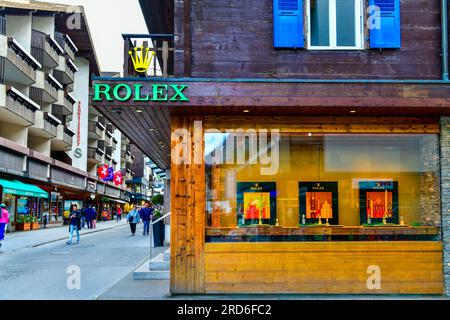 Zermatt, Schweiz - 21. Mai 2023: Vorderansicht der BUCHERER BOUTIQUE ROLEX ZERMATT in der Bahnhofstraße als offizieller Rolex-Händler anerkannt Stockfoto