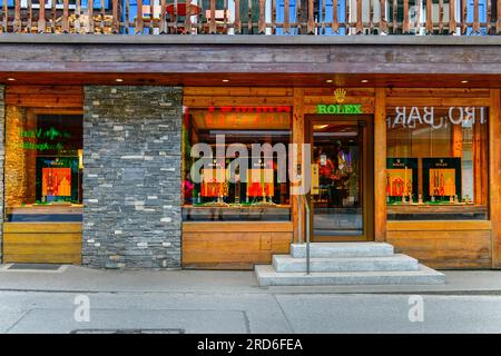 Zermatt, Schweiz - 21. Mai 2023: Vorderansicht der BUCHERER BOUTIQUE ROLEX ZERMATT in der Bahnhofstraße als offizieller Rolex-Händler anerkannt Stockfoto