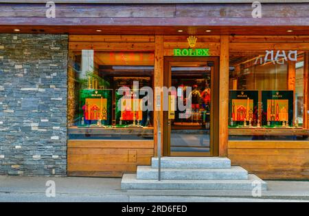 Zermatt, Schweiz - 21. Mai 2023: Vorderansicht der BUCHERER BOUTIQUE ROLEX ZERMATT in der Bahnhofstraße als offizieller Rolex-Händler anerkannt Stockfoto