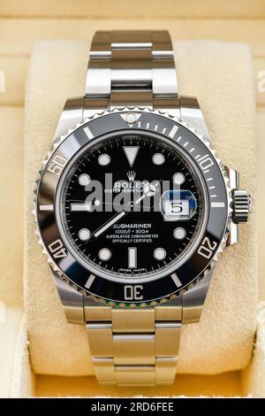 Bangkok Thailand- Januar 28,2021: Nahaufnahme Rolex Submariner Date Steel Black Ceramic Herren Armbanduhr Stockfoto