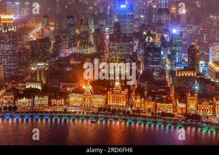 Alte Kolonialgebäude entlang des Bundes in Shanghai China bei Nacht Stockfoto