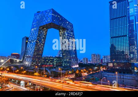 Peking, China - 31. Oktober 2019: Ein berühmtes Wahrzeichen, China CCTV (CCTV) und China Zun Citic Tower in der Abenddämmerung Stockfoto