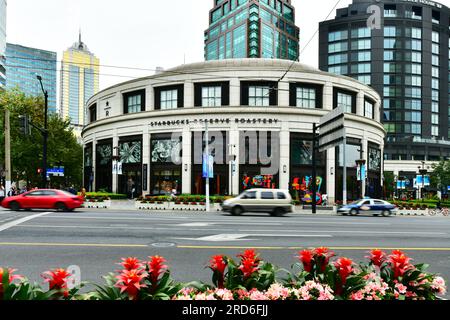 SHANGHAI, CHINA - 27. Oktober 2021: Außenansicht der Starbucks Reserve Roastery in Shanghai. Die zweitgrößte der Welt Stockfoto