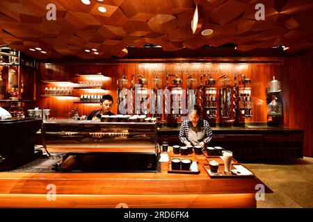 SHANGHAI, CHINA - 27. Oktober 2021: Das Innere der Starbucks Reserve Roastery in Shanghai. Die zweitgrößte Rösterei der Welt Stockfoto