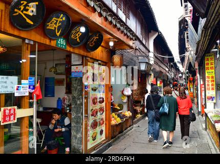 China - 28. Oktober 2019: Markt in der alten Stadt Zhujiajiao im Qingpu Bezirk von Shanghai. Dies ist eine Wasserstadt wurde um 1.700 Y. gegründet Stockfoto