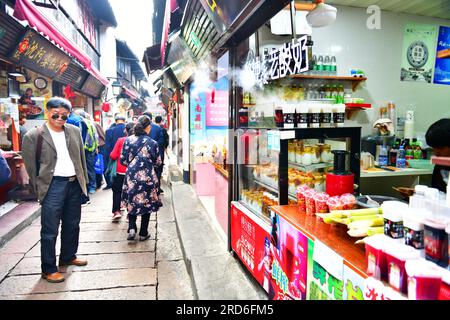 China - 28. Oktober 2019: Markt in der alten Stadt Zhujiajiao im Qingpu Bezirk von Shanghai. Dies ist eine Wasserstadt wurde um 1.700 Y. gegründet Stockfoto