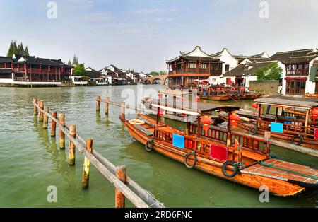 China - 28. Oktober 2019: Zhujiajiao ist eine antike Stadt im Qingpu-Bezirk von Shanghai. Dies ist eine Wasserstadt, die um 1.700 Jahre gegründet wurde Stockfoto