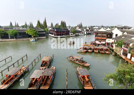 China - 28. Oktober 2019: Zhujiajiao ist eine antike Stadt im Qingpu-Bezirk von Shanghai. Dies ist eine Wasserstadt, die um 1.700 Jahre gegründet wurde Stockfoto