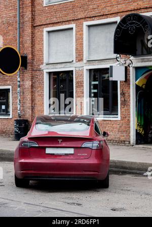 Minsk, Belarus, Juli 2023 - Rückansicht eines auf der Straße geparkten tesla-Autos Stockfoto