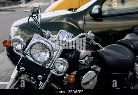 Minsk, Weißrussland, Juli 2023 - Chromed Headlight von Kawasaki Vulcan Tourist Motorcycle Nahaufnahme Stockfoto